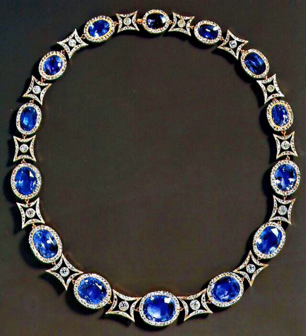 爱丽丝王妃的锡兰蓝宝石项链.
这条项链的原主人是英国菲利普亲王的母亲、希腊爱丽丝王妃，法贝热设计制作的，镶嵌了14颗锡兰蓝宝石，光彩夺目美丽至极。据说，这是沙皇尼古拉斯二世送给她的结婚礼物。