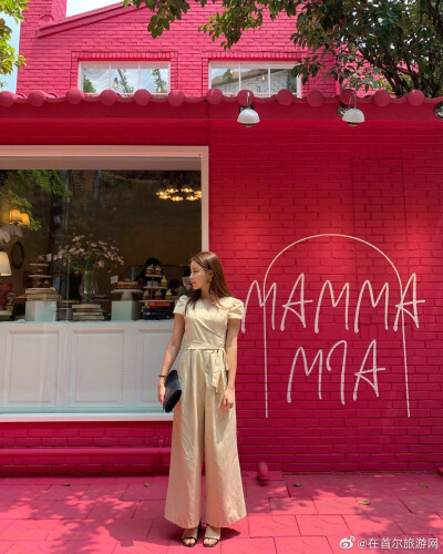 岛山公园咖啡厅Mammamia 丨#在首尔咖啡厅#
拥有十足"果汁美"的亮粉色外观的咖啡厅Mammamia成为了岛山公园附近新晋打卡的热门地。粉色的小房子搭配顺直垂下的白色滕花，既甜美又优雅。咖啡厅分为室内席及室外席，阳…