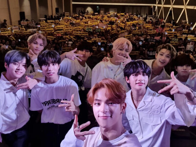 Hello大家
今天“Double Knot”音源公开了呀
还是三辣酱作词作曲
非常厉害
编舞很好看
stray kids的孩子们暴风长大从来不让人失望
我爱他们♾