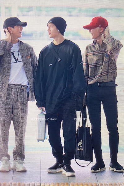 Hello大家
今天“Double Knot”音源公开了呀
还是三辣酱作词作曲
非常厉害
编舞很好看
stray kids的孩子们暴风长大从来不让人失望
我爱他们♾