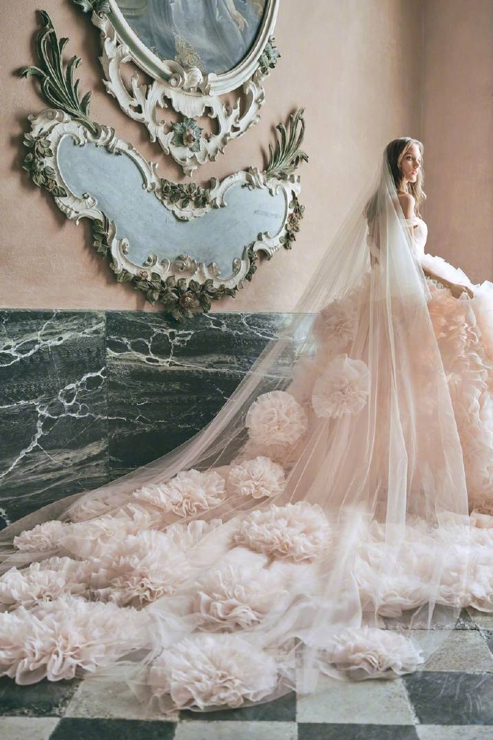 Vogue Brides Australia 2019. 澳大利亚版《Vogue》婚纱特刊, 超模Vanessa Axente演绎.  摄影: Holly Ward.