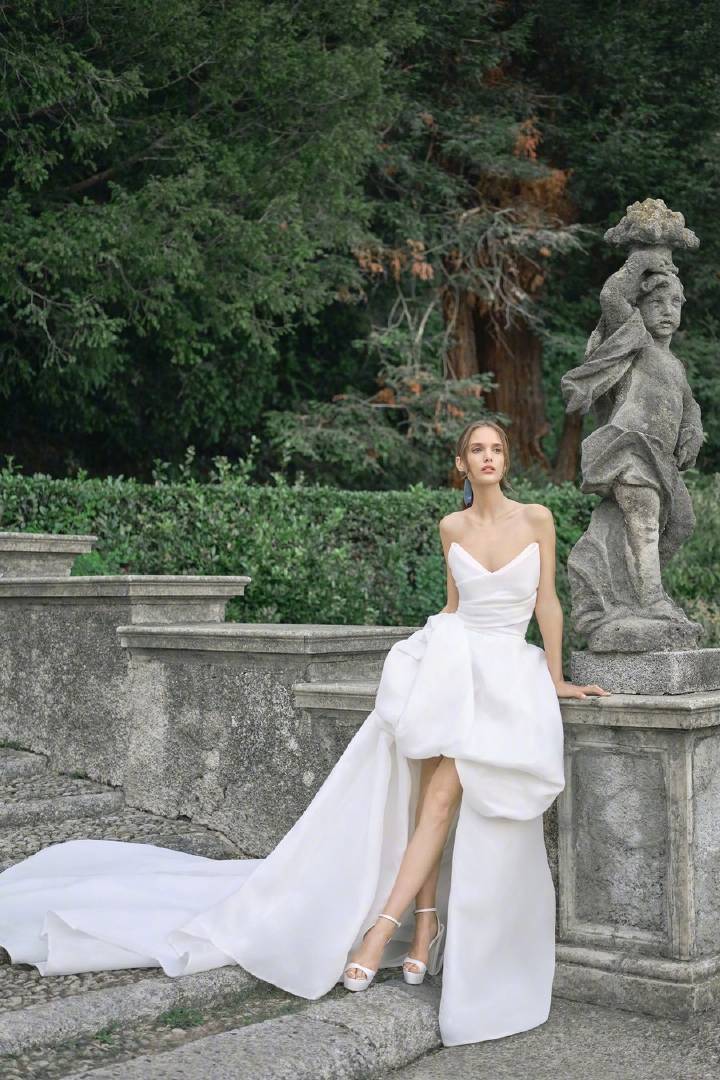 Vogue Brides Australia 2019. 澳大利亚版《Vogue》婚纱特刊, 超模Vanessa Axente演绎.  摄影: Holly Ward.