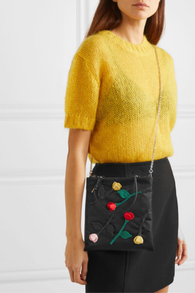 Prada 2019 秋冬秀场里，手工立体花卉散落在众多作品上，绽放出别样魅力，这款手提包上的版本便取自大秀当日的闭幕连衣裙，让人仿佛嗅到一丝神秘浪漫的“暗香”。单品以尼龙于意大利制成，纤细的皮革提柄采用可调式…