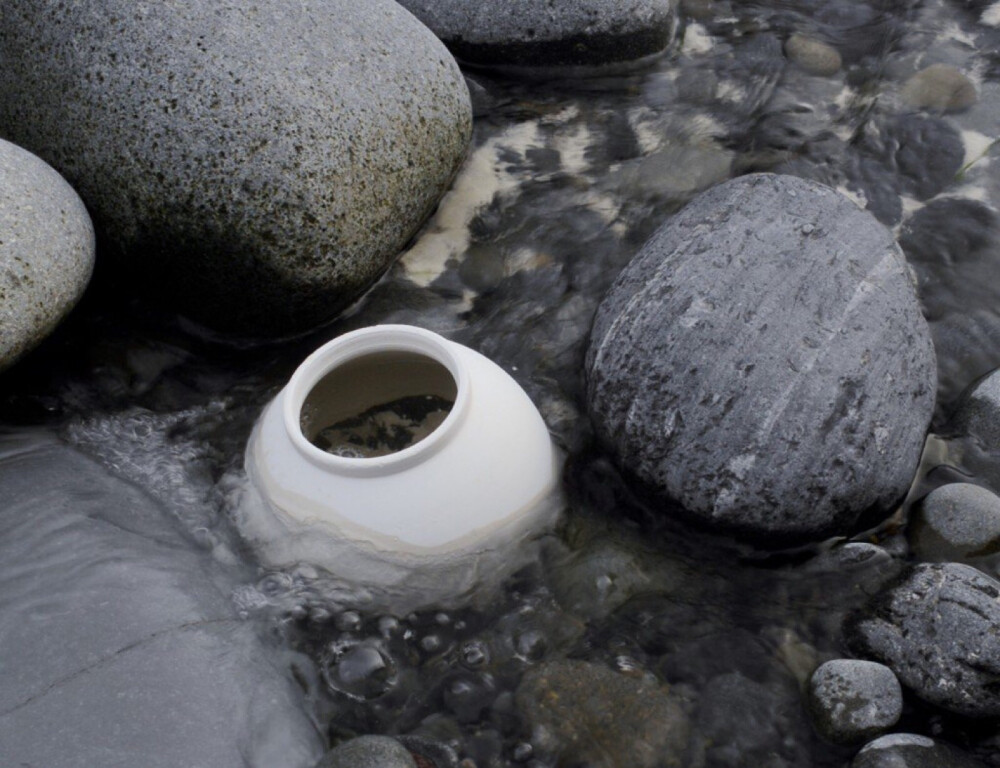 英国陶艺家adam buick希望能用纯粹的月亮罐记录周围的环境.