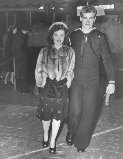 29分钟前 Shirley Temple and Guy Madison arrive at the premiere of 'Since You Went Away', 1944.
秀兰邓波儿和麦迪逊参加自君别后的首映礼 ​​​​