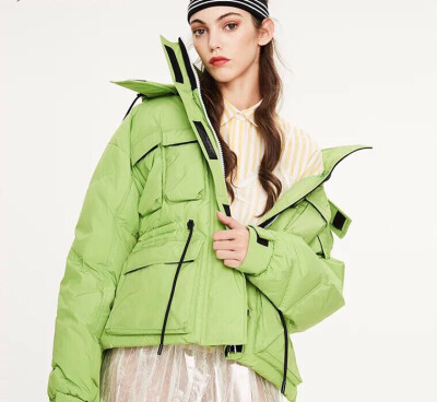 清柠绿一眼就吸引到我
所以这款我看到的时候就觉得一定要给你们上！
95白鸭绒
短款显的身材比例会好哦哈哈哈
黑色就不会出错
但是如果你让我推荐我肯定会推荐青柠绿！洋气
Sml三个尺码袖口领口都做了防风设计 实用+…