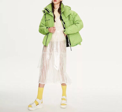 清柠绿一眼就吸引到我
所以这款我看到的时候就觉得一定要给你们上！
95白鸭绒
短款显的身材比例会好哦哈哈哈
黑色就不会出错
但是如果你让我推荐我肯定会推荐青柠绿！洋气
Sml三个尺码袖口领口都做了防风设计 实用+…