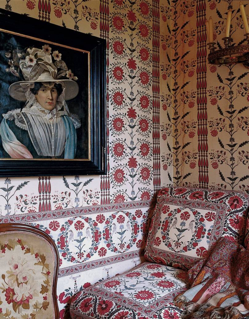 16世纪为阿尔库尔公爵建造的一座诺曼底宅邸，在1973年被现在的主人买下，当时，这里几近荒废，幸好得以复原，虽然原本的大门如今只有一个能用，室内能用的空间也不大，但用心的布置，精挑细选的色彩，还是营造出富有历史感却又舒适的环境。 ​​​