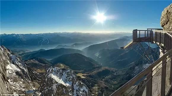 奥地利阿尔卑斯山的度假胜地Dachstein Glacier，有一座奥地利海拔最高的悬空式吊桥。这也是一个在世界上最高的桥梁，离山下有396米。
