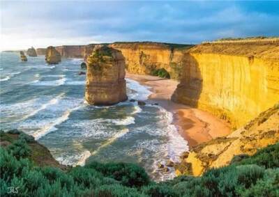  澳大利亚十二使徒岩：使徒即是坚硬的岩石，是被海水侵蚀数千年的柱。