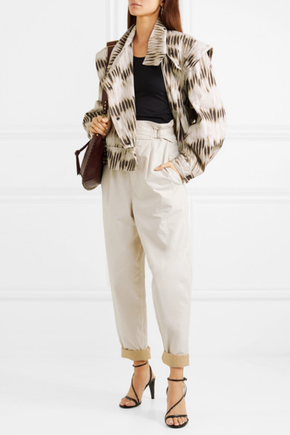 Isabel Marant 2019 秋冬系列将品牌标志性的游牧风设计转进都市游猎题材，将典雅的大地色系与夸张的实用风廓形完美结合。这款 “Idaline” 直筒夹克裁自硬挺的牛仔布，配有可调整松紧的腰间袢带。单品还可卸下双袖，变身马甲款式。不妨与同饰有扎染图案的配套牛仔裤一同穿着。