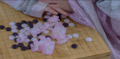 闲敲棋子落灯花。