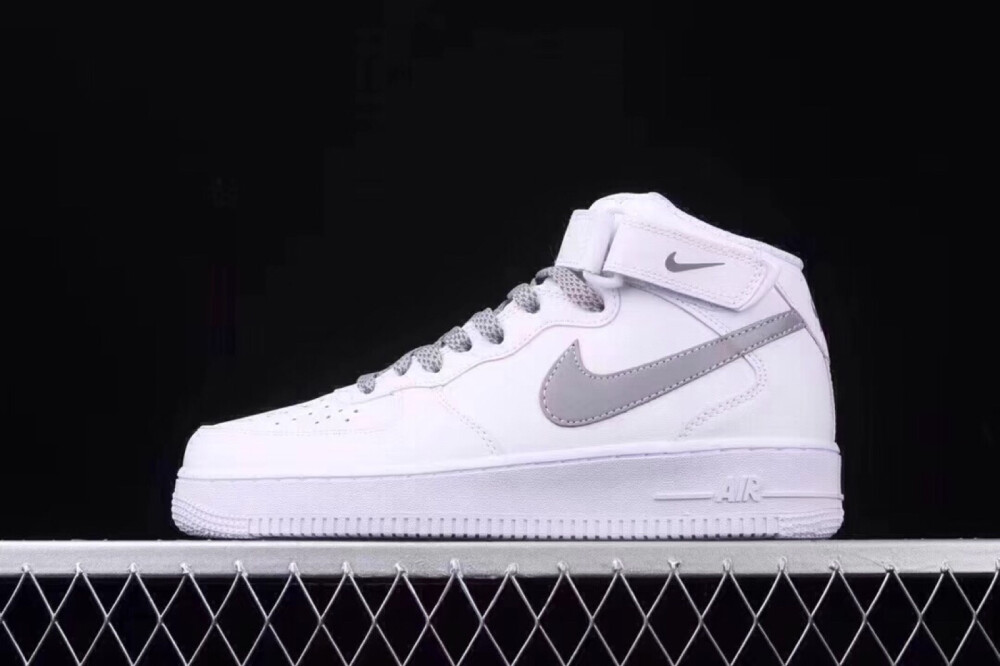 Nike Air Force 1 AF1 MID 空军一号UN2.0全白满天星中邦板鞋
尺码：36 36.5 37.5 38 38.5 39 40 40.5 41 42 42.5 43 44 44.5 45
想要的滴滴我哟