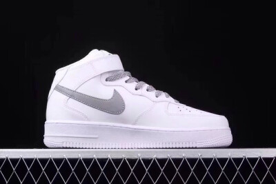 Nike Air Force 1 AF1 MID 空军一号UN2.0全白满天星中邦板鞋
尺码：36 36.5 37.5 38 38.5 39 40 40.5 41 42 42.5 43 44 44.5 45
想要的滴滴我哟