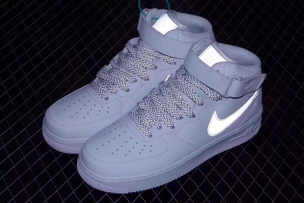 Nike Air Force 1 AF1 MID 空军一号UN2.0全白满天星中邦板鞋
尺码：36 36.5 37.5 38 38.5 39 40 40.5 41 42 42.5 43 44 44.5 45
想要的滴滴我哟