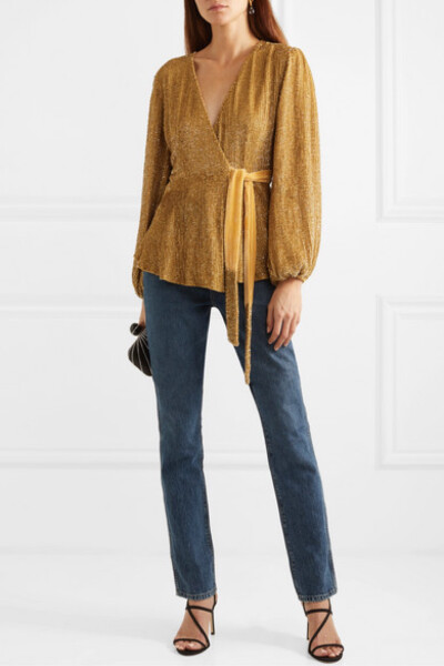 “Gabrielle” 连衣裙是 Retrofête 最受欢迎的款式之一，所以本网站诚邀品牌在此基础之上，为我们独家打造了这一上衣版本，为喜爱牛仔裤造型的派对女郎带来更多选择。它裁自轻盈的雪纺绸，衣身覆满金色亮片，在光线…