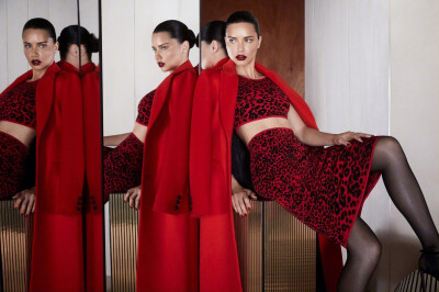 Adriana Lima for BCBGMAXAZRIA F/W2019 campaign. #starfashion##时尚资讯# ​​​