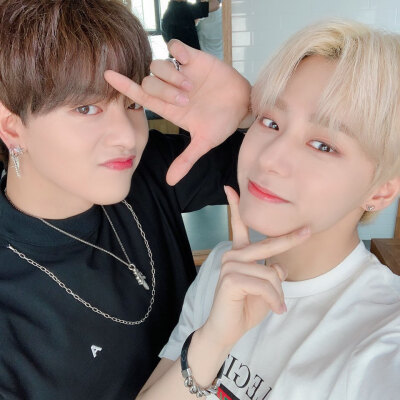 ONEUS 金英助 吕焕雄
cr.official_oneus