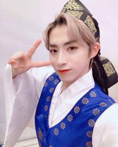 ONEUS 孙东柱/XION
cr.official_oneus