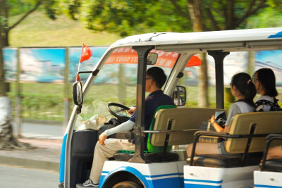 北回归线以南 30°C
和朋友在学校拍照散步 体会夏秋之际
摄影@打烊日记本