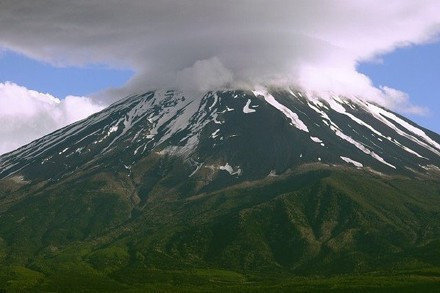 日本富士山一种叫“笠云”的自然现象。远看静止其实此刻山上的风其实非常强，仿佛看到了创界山！你见过吗？ 