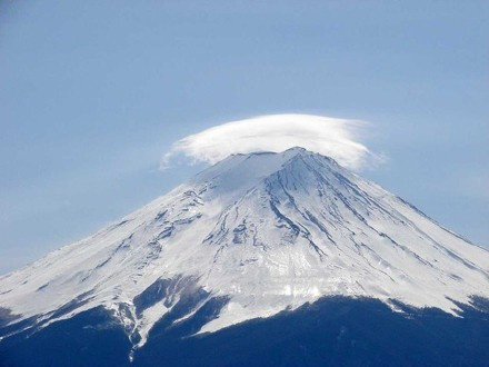 日本富士山一种叫“笠云”的自然现象。远看静止其实此刻山上的风其实非常强，仿佛看到了创界山！你见过吗？ 