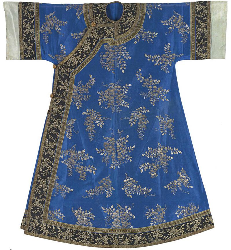 【蓝地绣藤萝花卉纹衬衣】——清，衣长137厘米。圆领、右衽、直身、长袖、平口的无裾便袍。