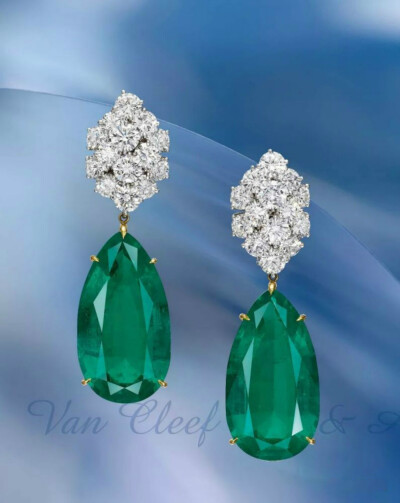 梵克雅宝(Van Cleef & Arpels)设计，总重量45.43克拉天然哥伦比亚祖母绿配钻石吊耳环，嘉德香港2019秋季拍卖会瑰丽珠宝与翡翠专场