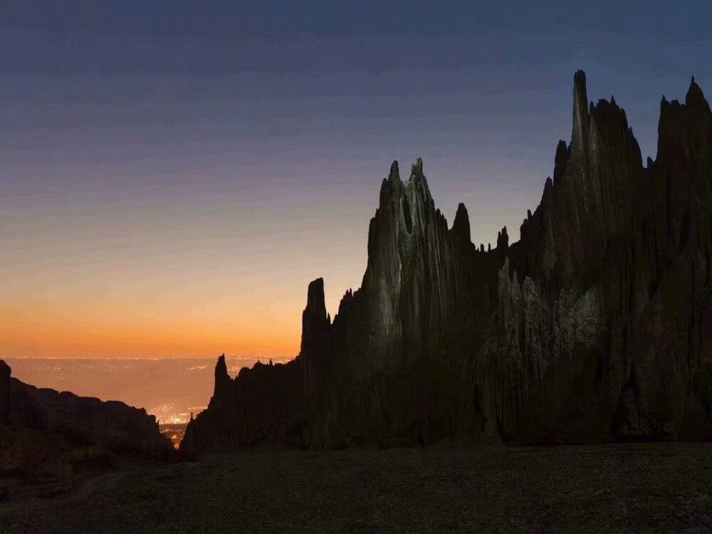 美国摄影师 Reuben Wu 拍摄的壮观风景
画面中的几何光条是利用无人机配合长时间曝光完成的。