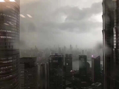 魔都上海的暴雨前