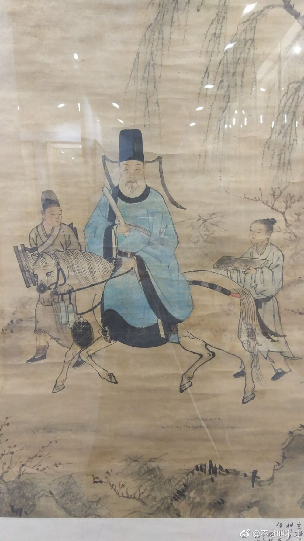 明万历 工部尚书冯少墟先生小像
冯从吾（1557~1627），字仲好，号少墟，晚明西安府长安（今陕西西安人），著名思想家、教育家，著名学者。万历十七年（1589）进士，与袁可立、高攀龙同科，官至工部尚书，创办关中书院，人称“关西夫子”。冯从吾是明代关学把程朱理学和陆王心学融合的集大成者，并是东林党在西北的领袖。
《明史》舆服：“ 进士巾如乌纱帽，顶微平，展角阔寸馀，长五寸许，系以垂带，皁纱为之。深蓝罗袍，缘以青罗，袖广而不杀?；蹦倔耍锎⑶囔?，饰以黑角，垂挞尾于后?！?画中冯公着进士巾服，与作于万历十六年的《徐显卿宦迹图》中相似。
此画为嘉德秋拍拍品