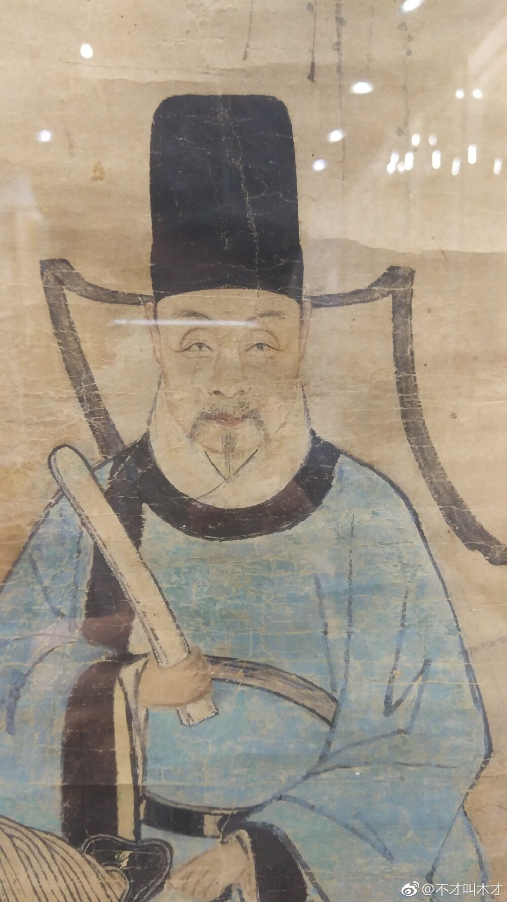 明万历 工部尚书冯少墟先生小像
冯从吾（1557~1627），字仲好，号少墟，晚明西安府长安（今陕西西安人），著名思想家、教育家，著名学者。万历十七年（1589）进士，与袁可立、高攀龙同科，官至工部尚书，创办关中书院，人称“关西夫子”。冯从吾是明代关学把程朱理学和陆王心学融合的集大成者，并是东林党在西北的领袖。
《明史》舆服：“ 进士巾如乌纱帽，顶微平，展角阔寸馀，长五寸许，系以垂带，皁纱为之。深蓝罗袍，缘以青罗，袖广而不杀。槐木笏，革带、青鞓，饰以黑角，垂挞尾于后。”
画中冯公着进士巾服，与作于万历十六年的《徐显卿宦迹图》中相似。
此画为嘉德秋拍拍品