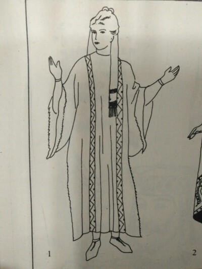 达尔玛提卡(dalmatic)由丘尼卡演变而来的长衫，从领口两侧肩处开始直到裙下摆边缘，有两条带状纹饰，宽窄不一。