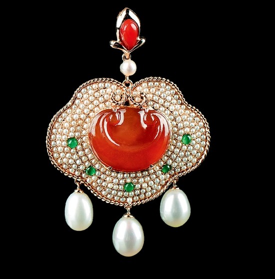 植福缘 创新翡翠作品《如意在心》：以红翡如意为心，周围以细致米珠镶嵌， 再点缀绿蛋面和水滴珍珠，工艺精湛，配色喜庆。