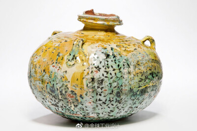 #设计资料库# #读设计# 阅读全文：http://t.cn/EURAaX8于1920年创立的 Leach Pottery（利奇陶器）已经有一百多历史了，它是英国影响最大的陶艺工作室， 集陶艺学校（教育），博物馆（展示），品牌（产业）于一身。而…