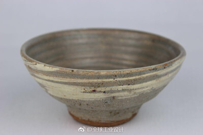 #设计资料库# #读设计# 阅读全文：http://t.cn/EURAaX8于1920年创立的 Leach Pottery（利奇陶器）已经有一百多历史了，它是英国影响最大的陶艺工作室， 集陶艺学校（教育），博物馆（展示），品牌（产业）于一身。而…