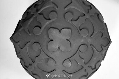 #设计资料库# #读设计# 阅读全文：http://t.cn/EURAaX8于1920年创立的 Leach Pottery（利奇陶器）已经有一百多历史了，它是英国影响最大的陶艺工作室， 集陶艺学校（教育），博物馆（展示），品牌（产业）于一身。而…