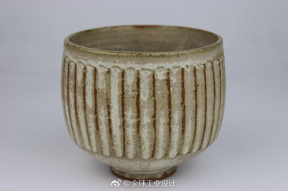 #设计资料库# #读设计# 阅读全文：http://t.cn/EURAaX8于1920年创立的 Leach Pottery（利奇陶器）已经有一百多历史了，它是英国影响最大的陶艺工作室， 集陶艺学校（教育），博物馆（展示），品牌（产业）于一身。而他的创始人Bernard Leach（伯纳德•利奇）被称为英国制陶业之父，影响了英国一代制陶业的发展。