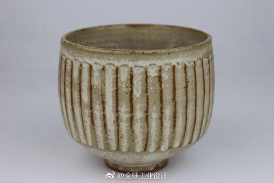 #设计资料库# #读设计# 阅读全文：http://t.cn/EURAaX8于1920年创立的 Leach Pottery（利奇陶器）已经有一百多历史了，它是英国影响最大的陶艺工作室， 集陶艺学校（教育），博物馆（展示），品牌（产业）于一身。而…