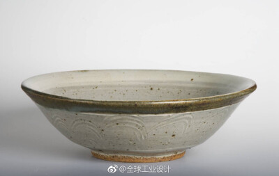 #设计资料库# #读设计# 阅读全文：http://t.cn/EURAaX8于1920年创立的 Leach Pottery（利奇陶器）已经有一百多历史了，它是英国影响最大的陶艺工作室， 集陶艺学校（教育），博物馆（展示），品牌（产业）于一身。而…