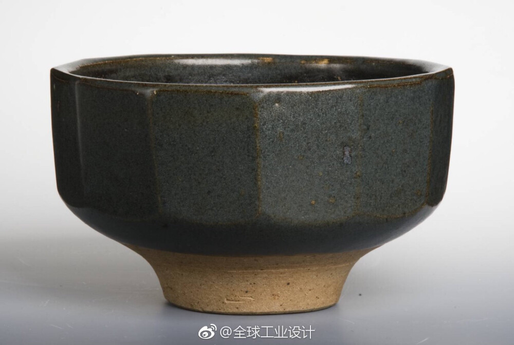 #设计资料库# #读设计# 阅读全文：http://t.cn/EURAaX8于1920年创立的 Leach Pottery（利奇陶器）已经有一百多历史了，它是英国影响最大的陶艺工作室， 集陶艺学校（教育），博物馆（展示），品牌（产业）于一身。而他的创始人Bernard Leach（伯纳德•利奇）被称为英国制陶业之父，影响了英国一代制陶业的发展。