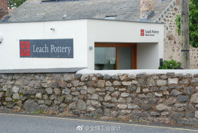 #设计资料库# #读设计# 阅读全文：http://t.cn/EURAaX8于1920年创立的 Leach Pottery（利奇陶器）已经有一百多历史了，它是英国影响最大的陶艺工作室， 集陶艺学校（教育），博物馆（展示），品牌（产业）于一身。而…