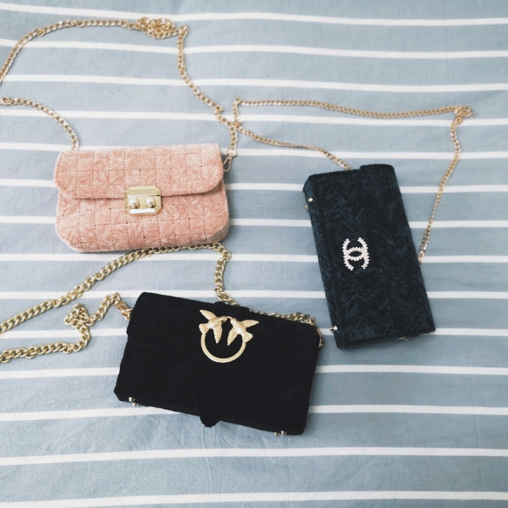 燕子扣手工包，做了好久了，一直忘了发，连裁剪尺寸都不记得了~Anyway，这款包超级花时间，尤其是安装五金件的部分，但是完成之后超级有成就感哦~感叹自己做的真的很精致，背了挺长时间了，这种包还挺耐用挺能装的，哈哈哈~