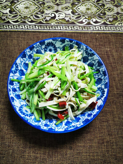 秃黄油阳春面，芹菜百页，红烧鸡爪，青椒炒鹅肠