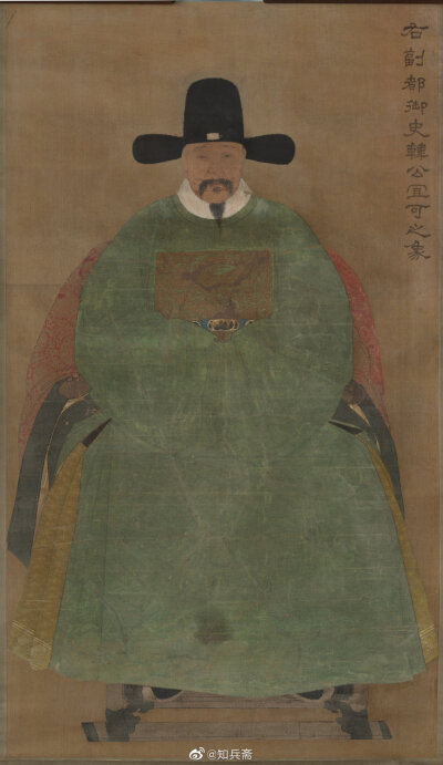 韩宜可坐像立轴，绢本设色，画像部分尺寸为142.9 x 82.1 cm，绘制于明代，现藏于美国克利夫兰艺术博物馆。韩宜可，浙江山阴人（今绍兴），明初大臣，以清廉耿直，敢于谏言而留名于史。 ​