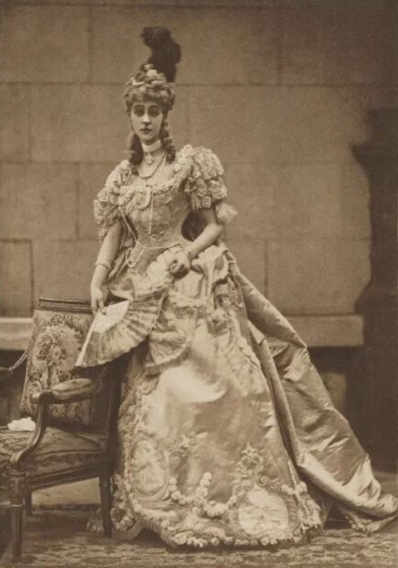 宾客中本身就长得英俊秀美的不在少数，比如当年已经怀孕7个月的马尔伯勒公爵夫人，她扮演叶卡捷琳娜二世的一位宫女，穿_上18世纪风格的服装，仍显纤细婀娜