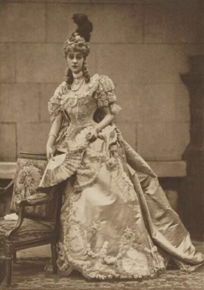 宾客中本身就长得英俊秀美的不在少数，比如当年已经怀孕7个月的马尔伯勒公爵夫人，她扮演叶卡捷琳娜二世的一位宫女，穿_上18世纪风格的服装，仍显纤细婀娜