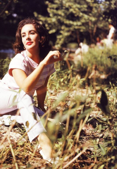 Elizabeth Taylor while filming Raintree County (1957) in Indiana. ​​​