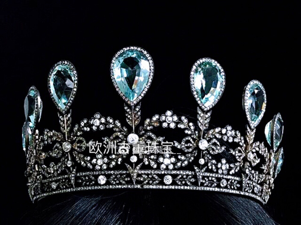 这是一顶极具历史意义的王冠。1904年，北德意志联邦邦国梅克伦堡·施韦林的末代大公、弗雷德里克·弗朗西斯四世委托法贝热制作了这顶王冠，作为送给妻子、汉诺威公主亚历山德拉的结婚礼物。王冠具有鲜明的美好年代风格，勿忘我花朵、缎带蝴蝶以及丘比特之箭等元素的巧妙融合，轻盈优雅；玫瑰式、老式和古垫形钻石搭配镶嵌，古朴内敛；9颗水滴形海蓝宝依次排列，通透淡雅。