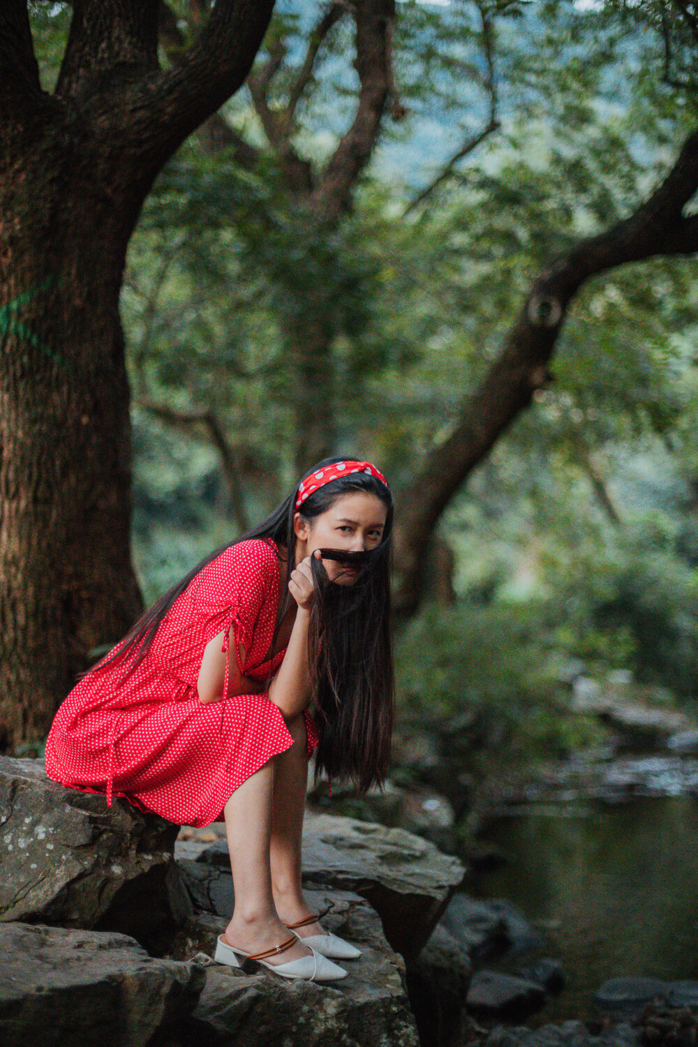 红裙子
摄影：洪小漩
出镜：思丹
春天买了这件裙子，却到了秋天才有机会拍。
天黑之前，穿着它去玩一下。
